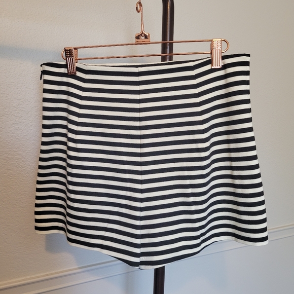 Free People Urban Outfitters Black White Striped Pleated Shorts Women's Medium - Picture 3 of 7